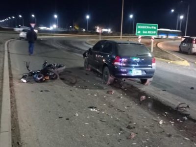 Internaron con graves lesiones a una mujer policía que chocó en su moto