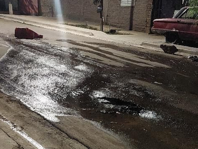 La pérdida de agua que lleva más de dos meses y de la que nadie se hace cargo