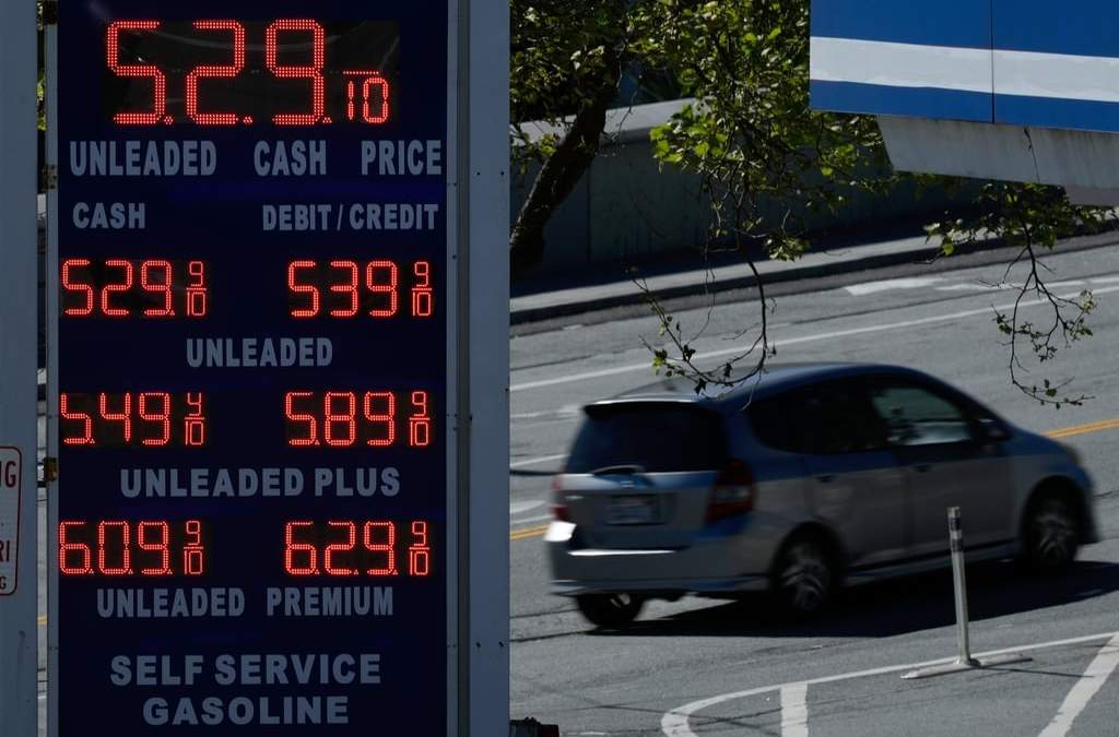 Un automóvil circula detrás del cartel de precios de gasolina de una gasolinera en San Francisco, el jueves 5 de marzo de 2026