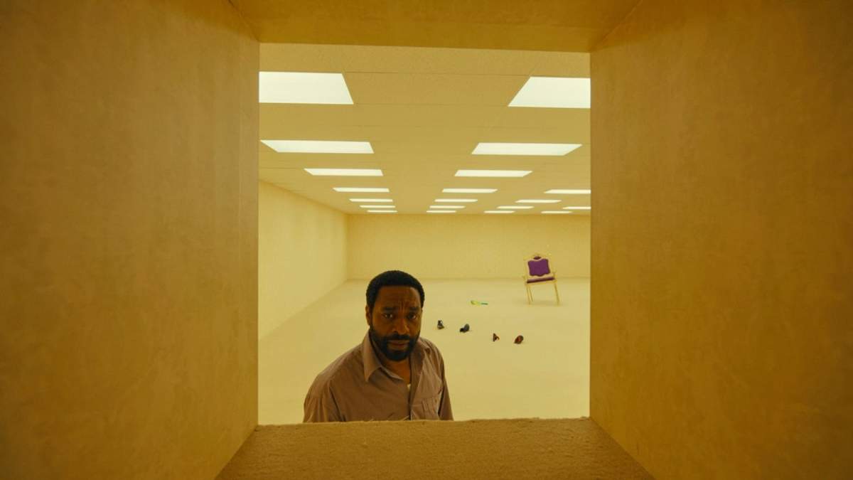 Esta imagen difundida por A24 muestra al actor Chiwetel Ejiofor en una escena de la película "Backrooms"
