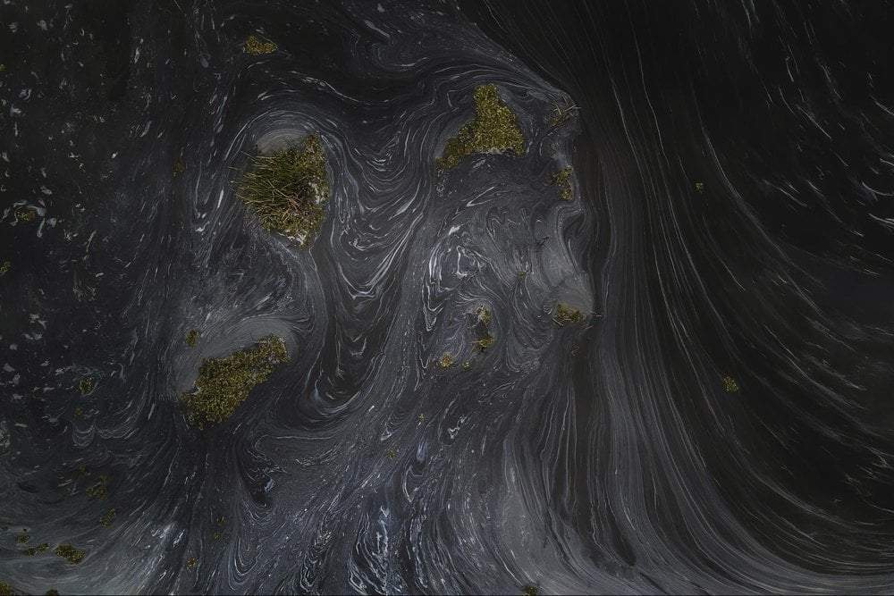 Vista aérea de la presa artificial Agua de Minas, donde se observa evidencia de contaminación por la presencia de hidrocarburos. En el municipio de Texistepec, Veracruz, México el 27 de enero de 2022