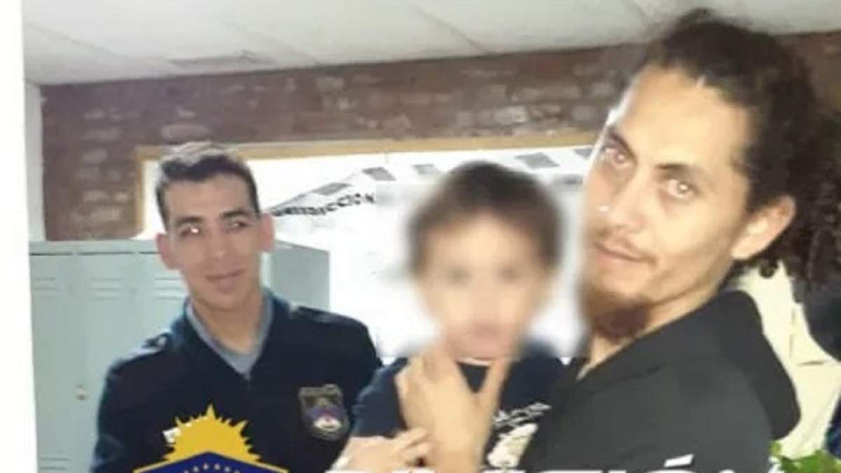 El bebé junto a su padre y efectivos de la Comisaría 44. Fuente: (Policía Neuquén)