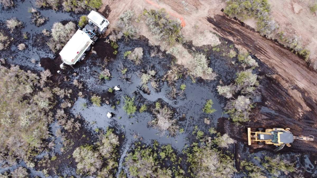 Vista aérea del petróleo derramado en las cercanías de Catriel. Fuente: (Twitter)