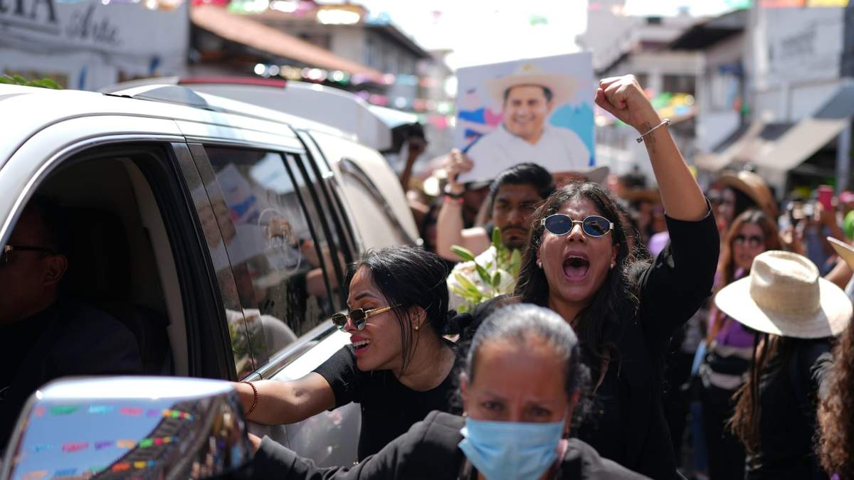 Gente indignada corea consignas durante la procesión fúnebre del fallecido alcalde Carlos Alberto Manzo