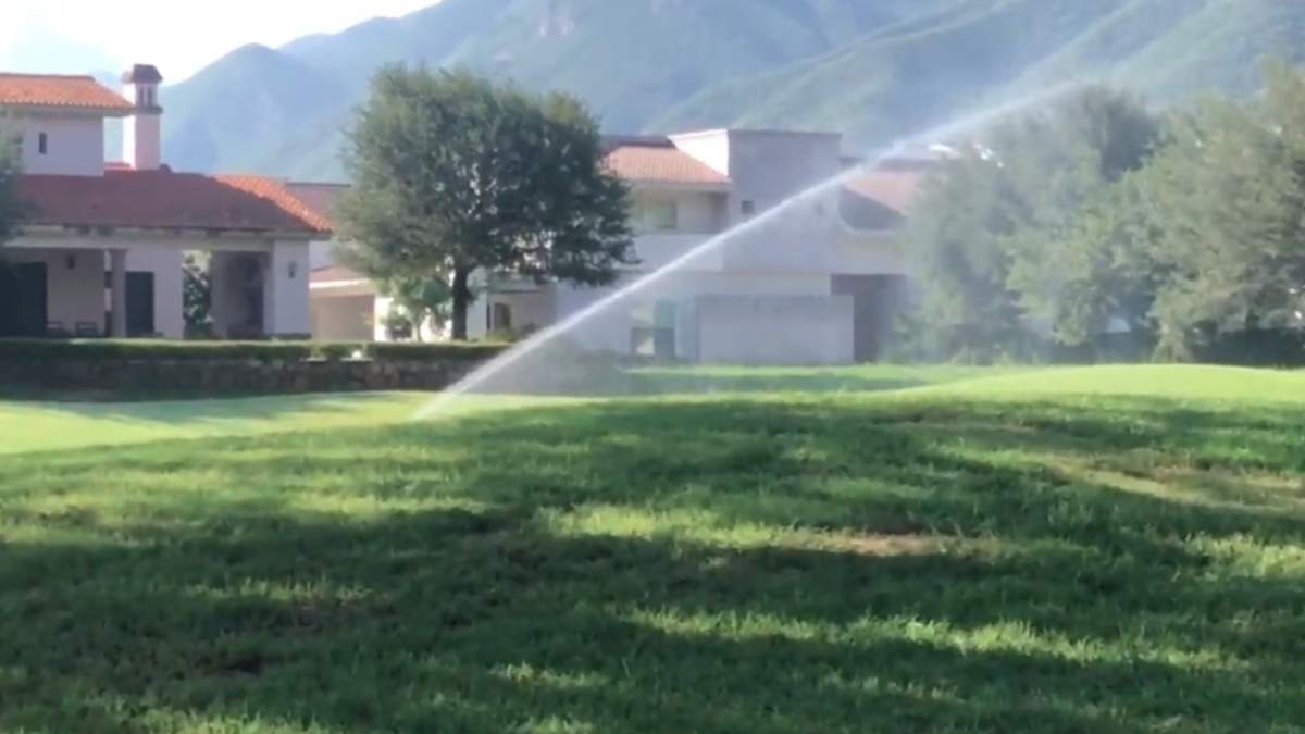 Vecinos del campo de golf grabaron varios videos del riego del pasto