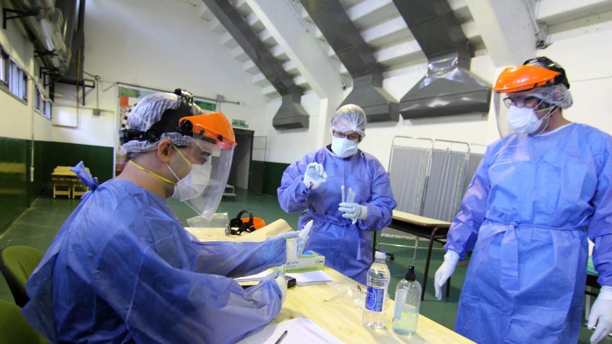 Enfermeros preparan pruebas de coronavirus. Fuente: (Twitter)