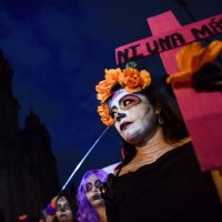 Catrinas marchan en el Zócalo contra feminicidios; destacan los casos del Estado de México