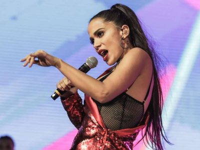 ¡Bajo la lluvia! Anitta se bajó los pantalones en pleno escenario y quedó ¡todo en evidencia!