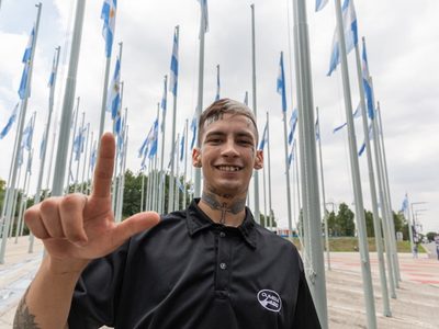 L-Gante regresó al país tras una gira y disfrutó un feliz reencuentro