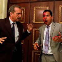 Seguidores de Nicolás Maduro golpean a diputados; SRE condena los ataques