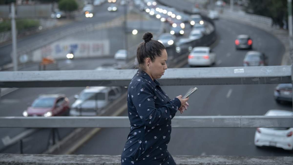 Usuarios de telefonía celular consultan mensajes