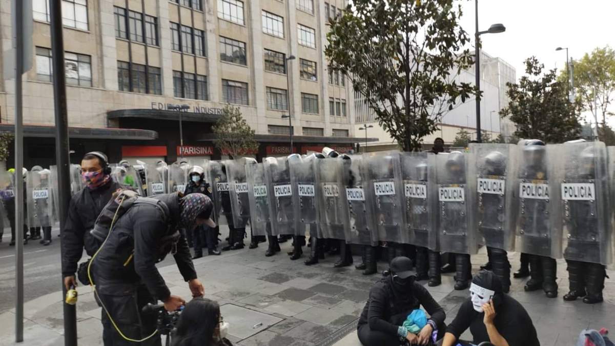 Un grupo de feministas fue encapsulado tras su protesta frente a Palacio Nacional