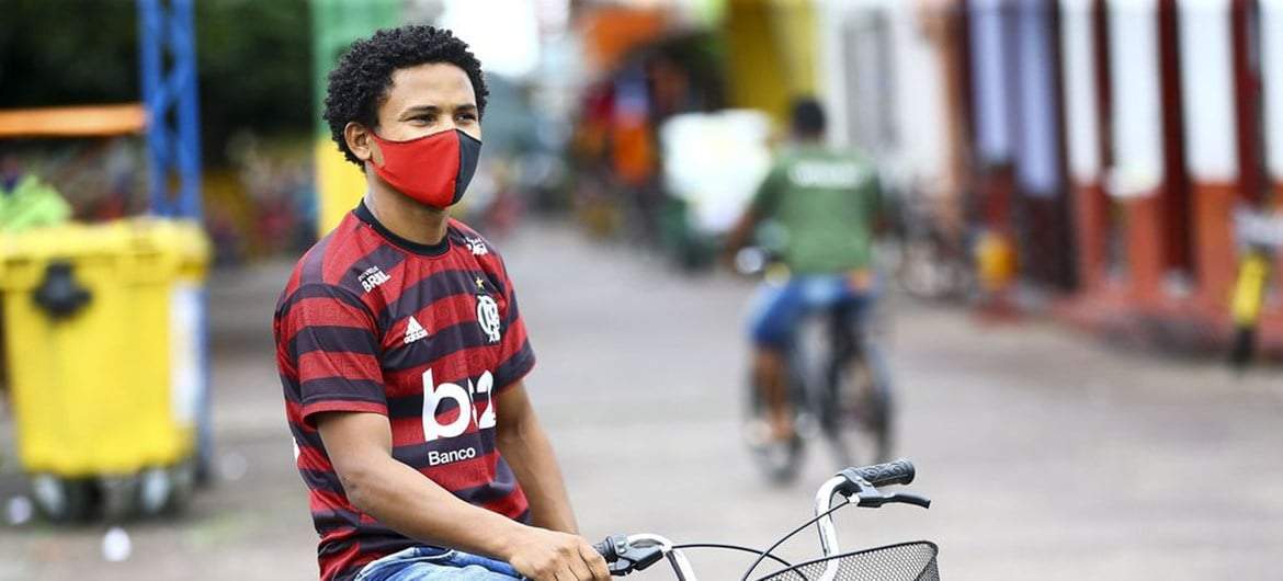 Un joven de Brasil durante la pandemia