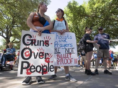 Miles de manifestantes piden más control para las armas en EU en la Marcha por Nuestras Vidas