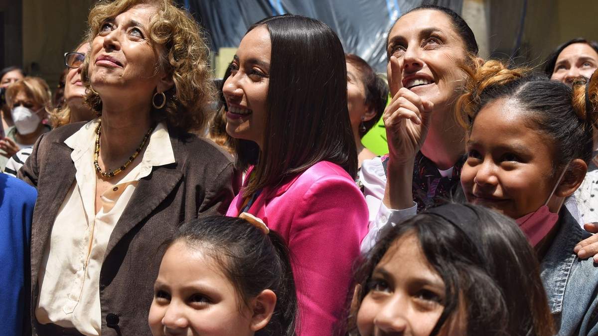 Katya Echazarreta con niñas beneficiarias de la beca Leona Vicario