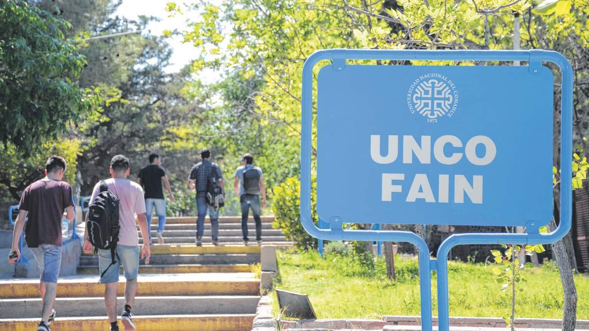 Estudiante ingresan a una sede de la UNCo (Universidad Nacional de Comahue)