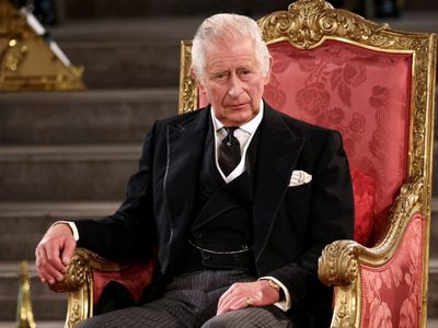 Cuál es la corona que usará el rey Carlos III durante su coronación