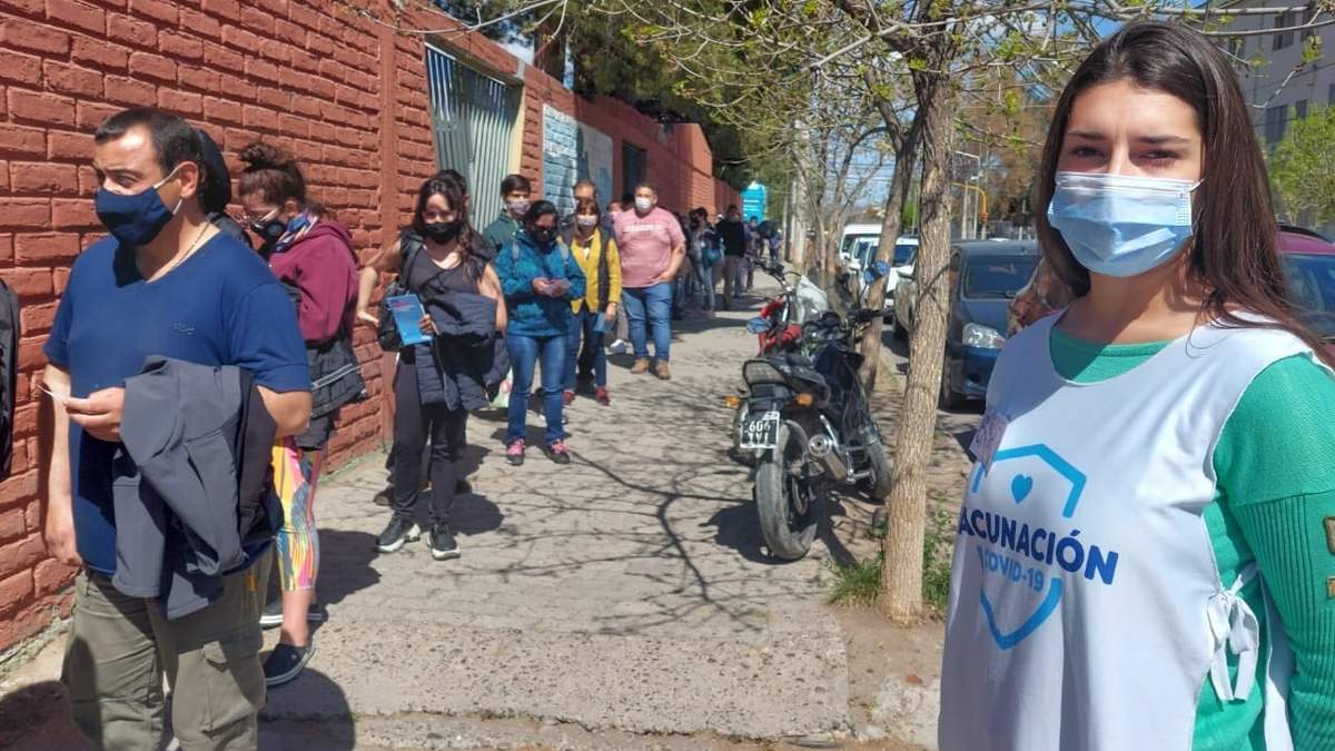 Operativo de vacunación en el colegio Don Bosco de Neuquén Capital. Fuente: (Twitter)