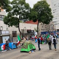 Frena extiende su plantón contra AMLO hacia el Paseo de la Reforma de la CDMX
