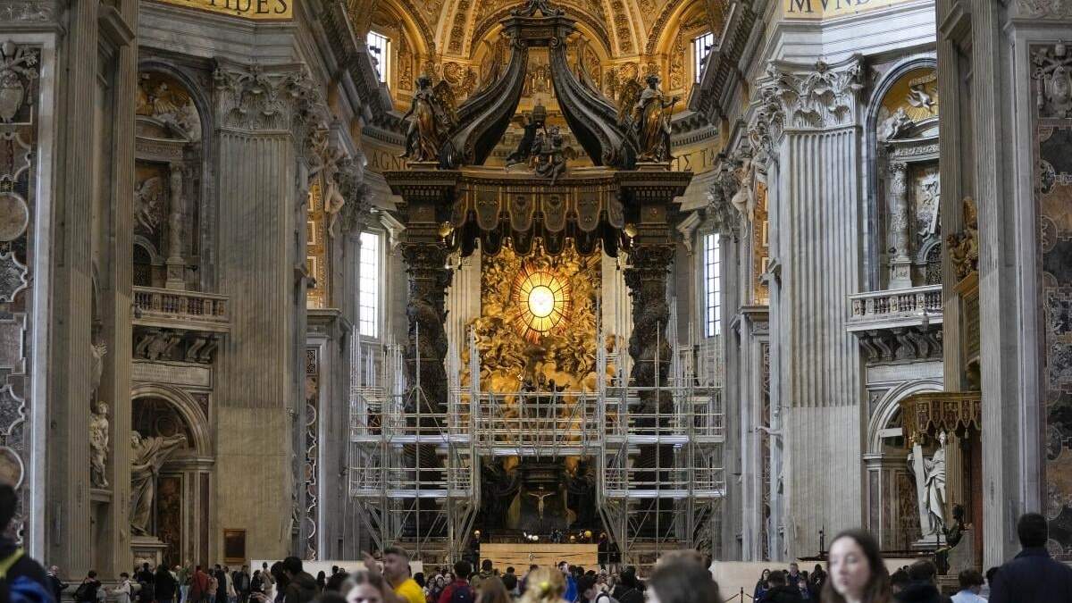 ARCHIVO - Un andamio rodea un baldaquino de bronce del siglo XVII realizado por Giovan Lorenzo Bernini que cubre el Altar de la Confesión papal, en la Basílica de San Pedro, en el Vaticano