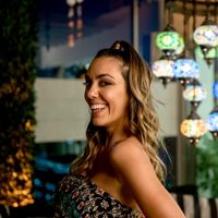 Floppy Tesouro marca tendencia con su variada colección de microbikinis