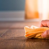 No gastes en productos caros: el truco económico para dejar tus pisos de madera como si recién los estrenaras