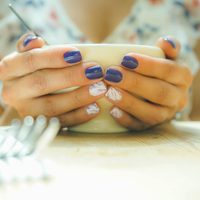 Manicuras 2025: 6 diseños de Nail Art para uñas cortas que demuestran que lo simple no es nada aburrido