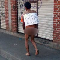Obligan a presunto ladrón a caminar desnudo por las calles de Uruapan