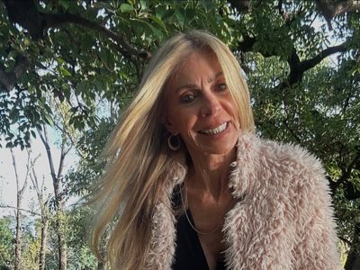 Silvia Pérez desafía al tiempo con una microbikini negra y confirma que el estilo no tiene edad