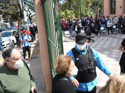 PASO 2021: Cerró la votación, pero aún hay personas en las filas