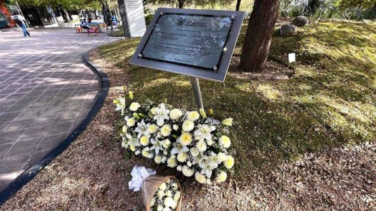 Guardia de honor por estudiantes del Tec baleados por militares