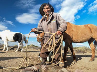 La vacunación llega a los rincones más inhóspitos: se inoculó un criancero que vive en pleno campo