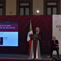 AMLO anuncia campaña contra las drogas en escuelas secundarias y bachilleratos