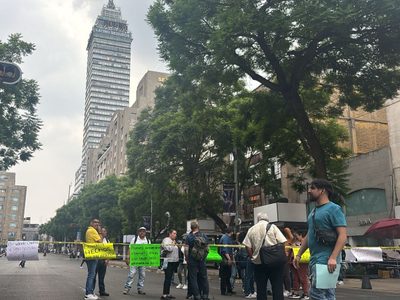 Empleados del Poder Judicial capitalino bloquean Eje Central