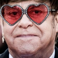 ¡Épico! Elton John hizo lo impensado y se convirtió en meme en el acto