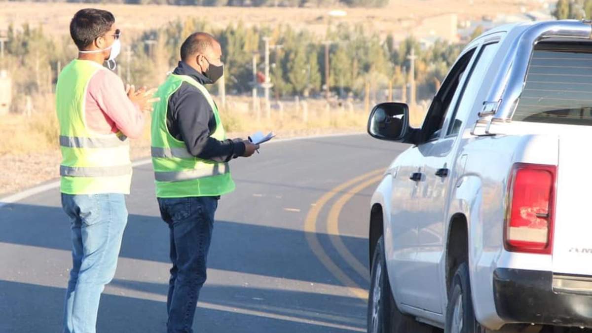 Controles de tránsito y de personas en el acceso a Zapala. Fuente: (Twitter).