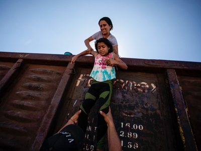 Organizaciones denuncian que EU consolidó estrategia de deportación de migrantes