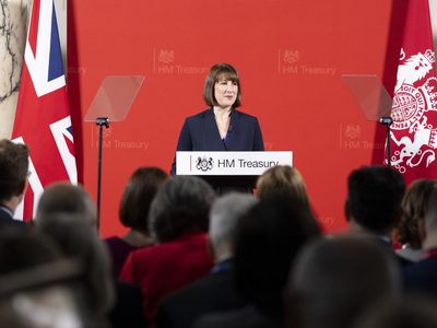 Nueva jefa del Tesoro británico promete dirigir la economía con "disciplina de hierro"