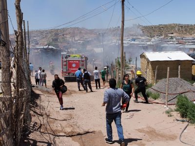Un voraz incendio en la toma 7 de Mayo arrasó con una casilla