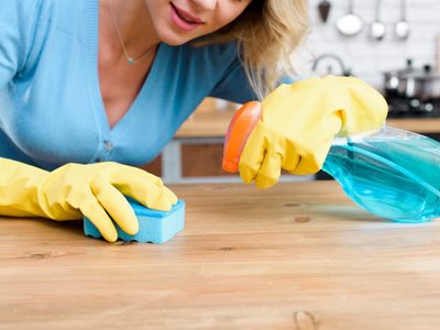 Con solo 4 ingredientes, prepará esta increíble mezcla para eliminar por completo el polvo de tus muebles