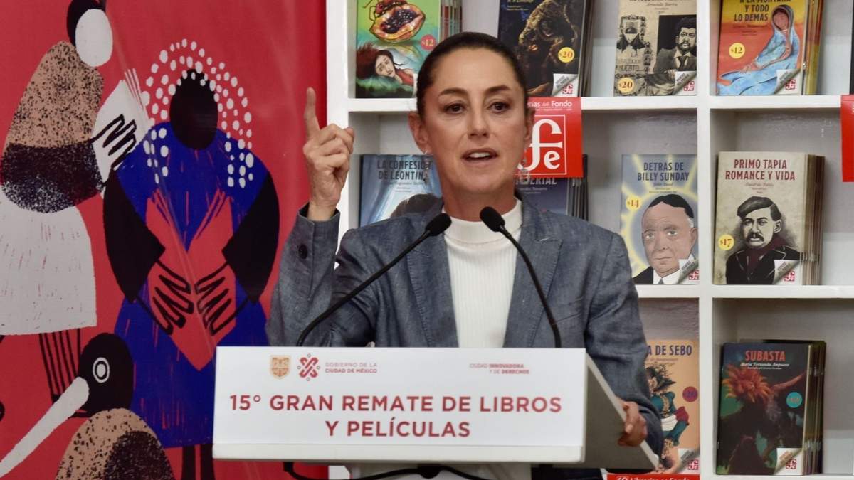 Claudia Sheinbaum en el remate de libros en el Monumento a la Revolución