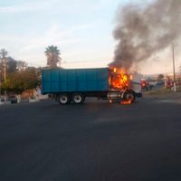 Atacan bases de la Policía Michoacán; un muerto, dos heridos y seis vehículos quemados