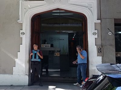 Aparecieron pintadas en Radio Rivadavia en favor de Cristina Kirchner y contra periodistas