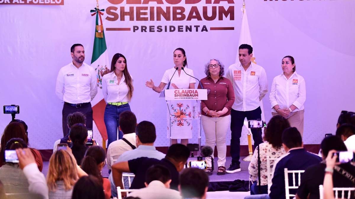 Claudia Sheinbaum flanqueada por las candidatas al Senado del PVEM, Ruth González (izq.), y de Morena Rita Rodríguez (der.)