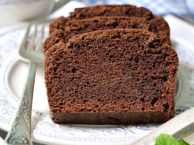 Cero excusas: el bizcocho de chocolate que podés preparar en tiempo récord y con lo que hay en casa
