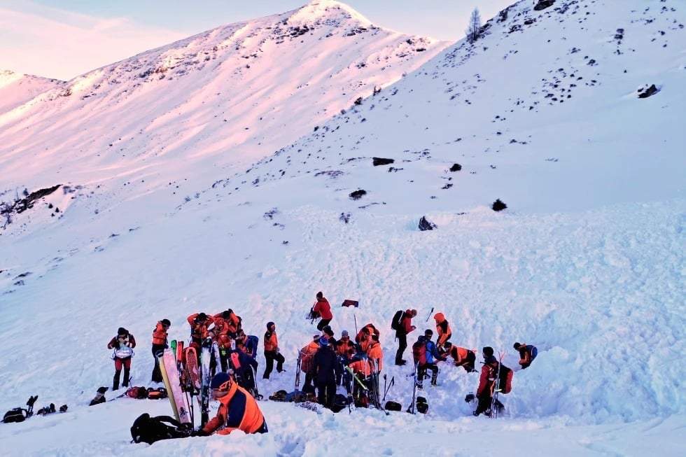 En esta fotografía proporcionada por Bergrettung Pongau (Rescate de Montaña Pongau), los rescatistas buscan personas después de una avalancha en la región de Salzburgo Pongau en el oeste de Austria, el sábado 17 de enero de 2026.