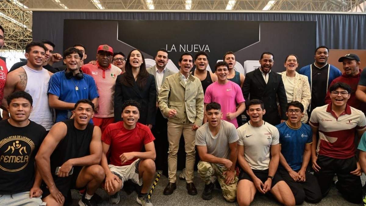 Rommel Pacheco con atletas en el Centro Nacional de Desarrollo de Talentos Deportivos y Alto Rendimiento (CNAR)