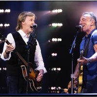 Paul McCartney celebra sus 80 años con Bruce Springsteen y 60 mil fans