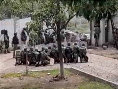 Lanzan bombas molotov contra instalaciones de la Sedena en Aguililla por inacción ante el crimen