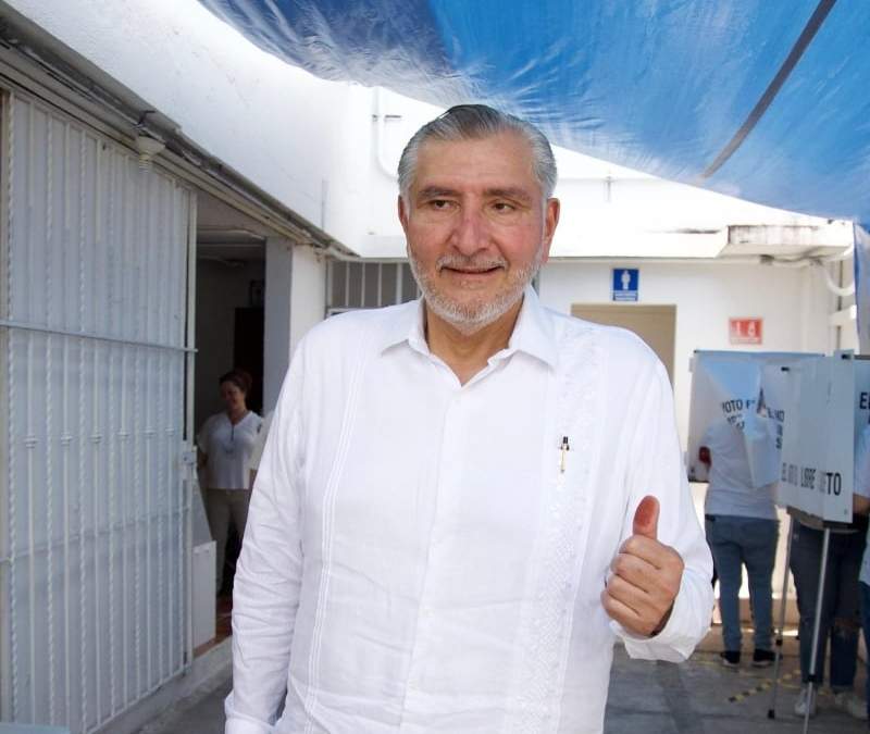 El exsecretario de Gobernación, Adán Augusto López después de votar en Tabasco